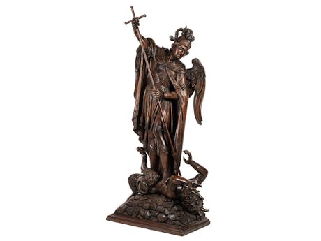 Große Schnitzfigur des Heiligen Michael im Kampf mit dem Satan